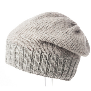 A grey, Big Rib Band Slouch m made of merino wool on a mannequin.